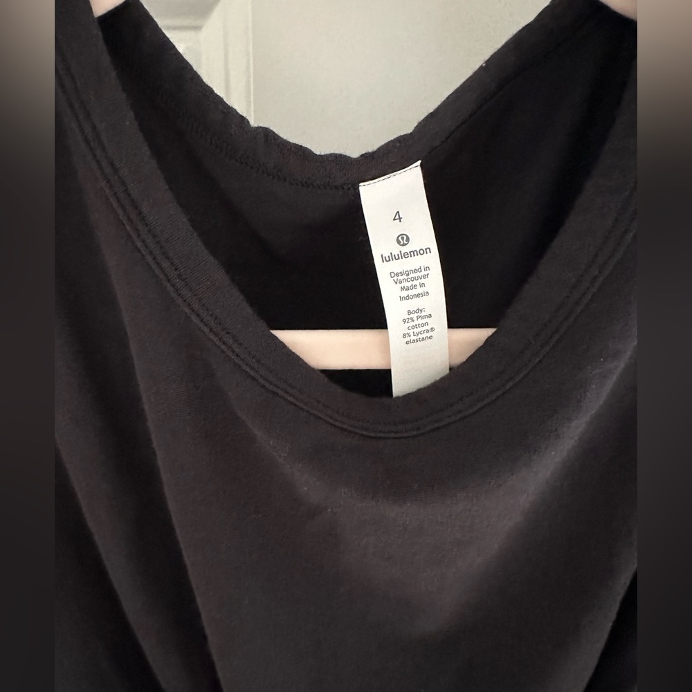 Lululemon front knot black tank top. EUC. Size 4.